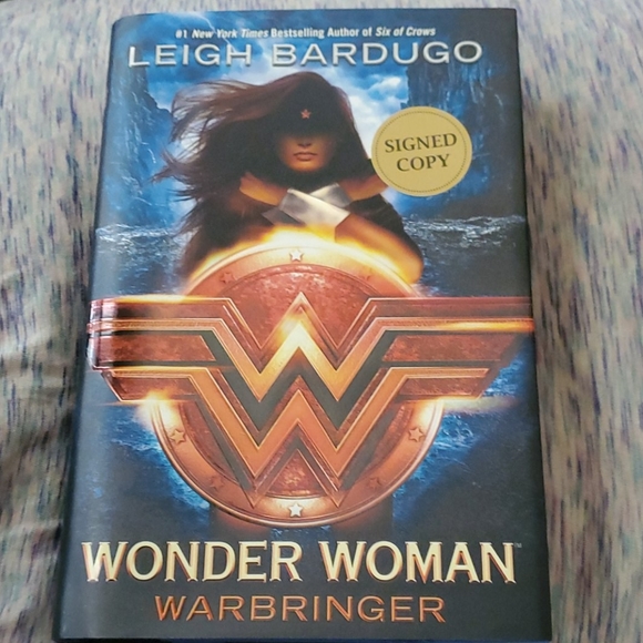 DC Comics Other - First edition wonder woman signed copy